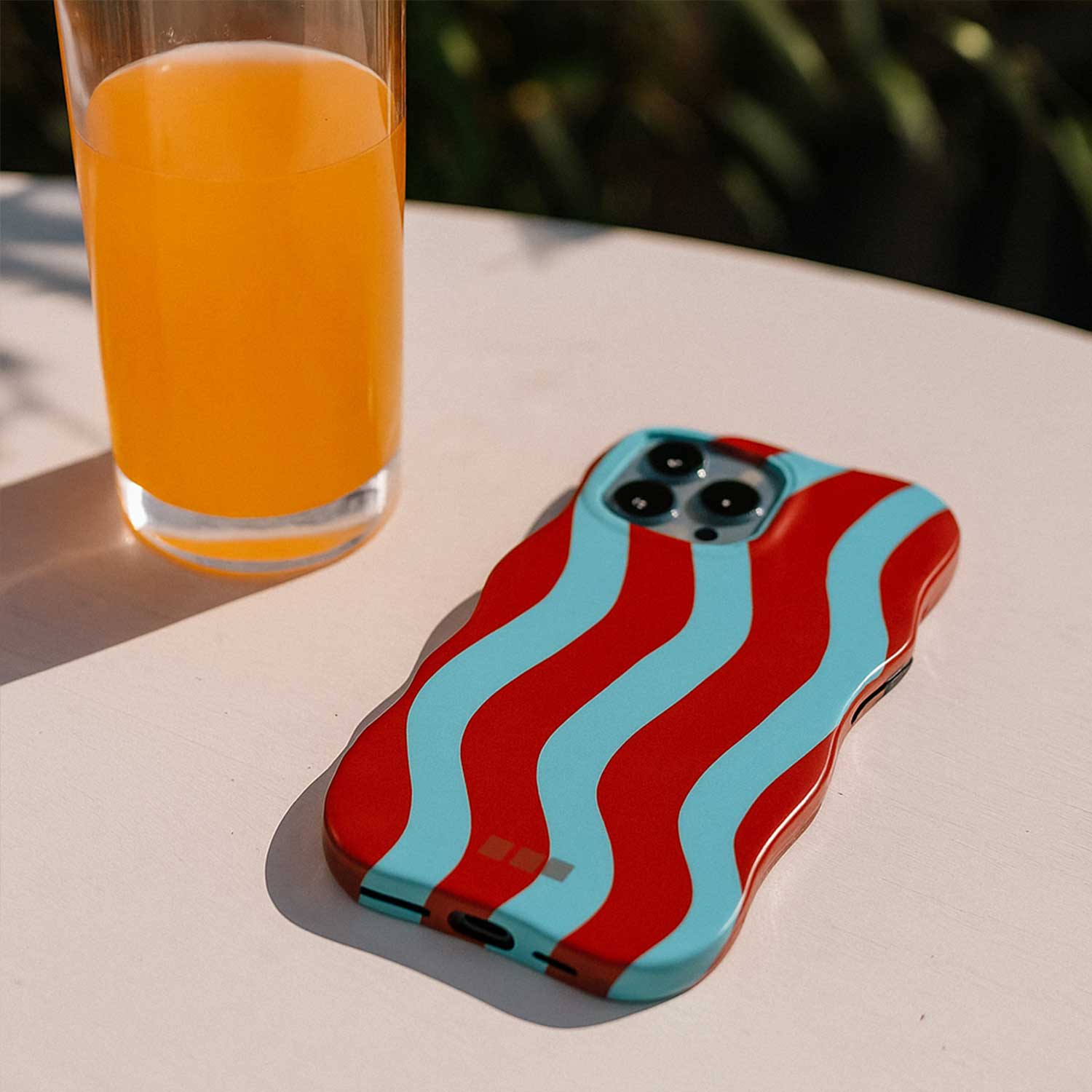 iPhone-13-Pro-Max-telefoonhoesje-Candy-Blauw-Rood-7440850377328-123watches-sfeerfoto-3