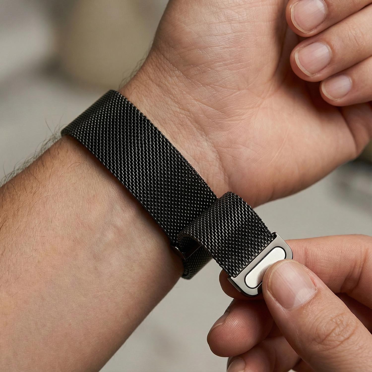 Apple-Watch-bandje-Fiore-milanese-zwart-7434008442419-123watches-close-up-sluiting