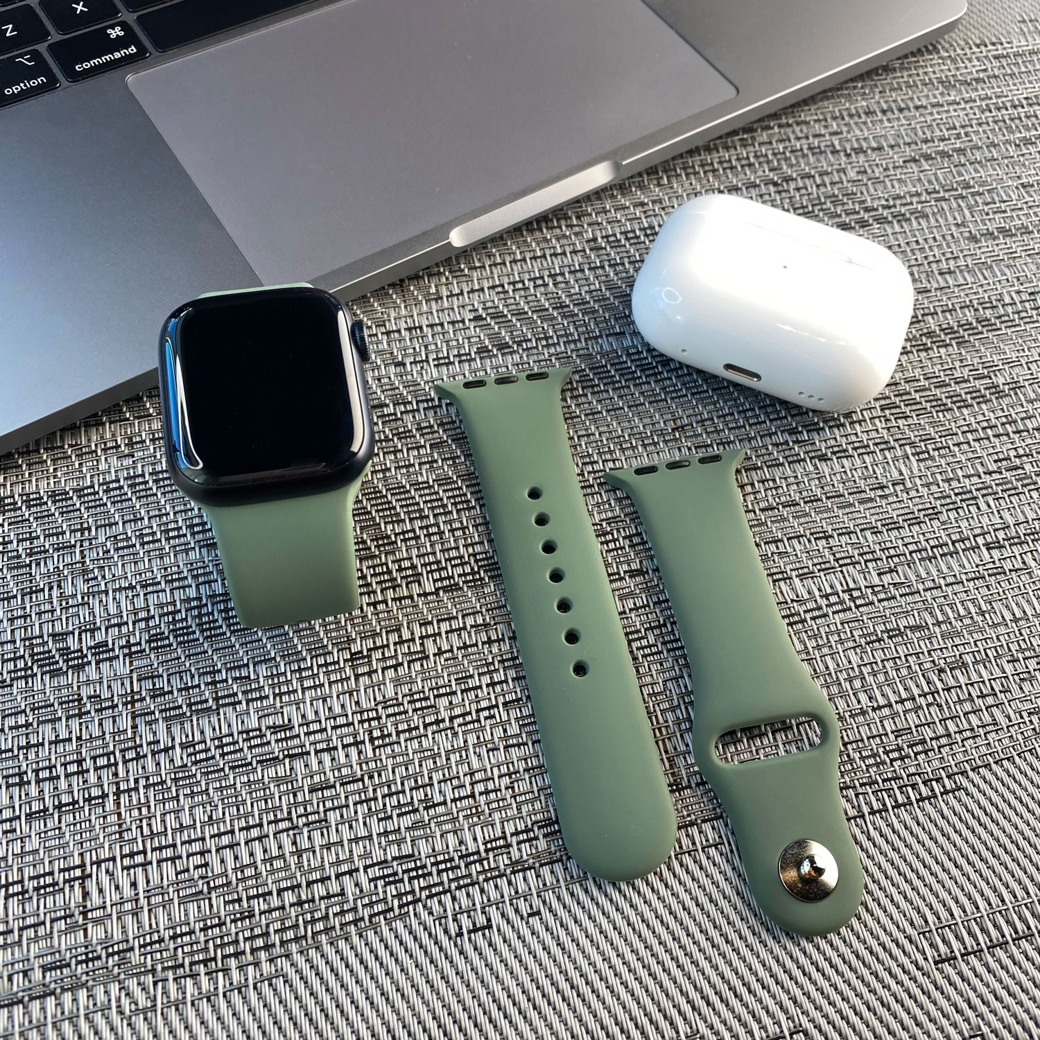 Apple-Watch-sport-band-olijfgroen-7440850158194-sfeer