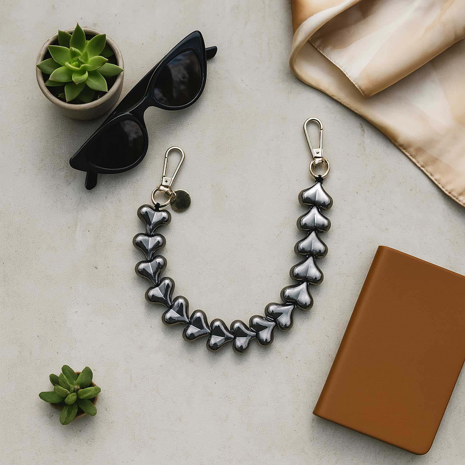 Telefoonkoord-Heart-chrome-zwart-zilver-7440850413491-123watches-sfeer-nieuw