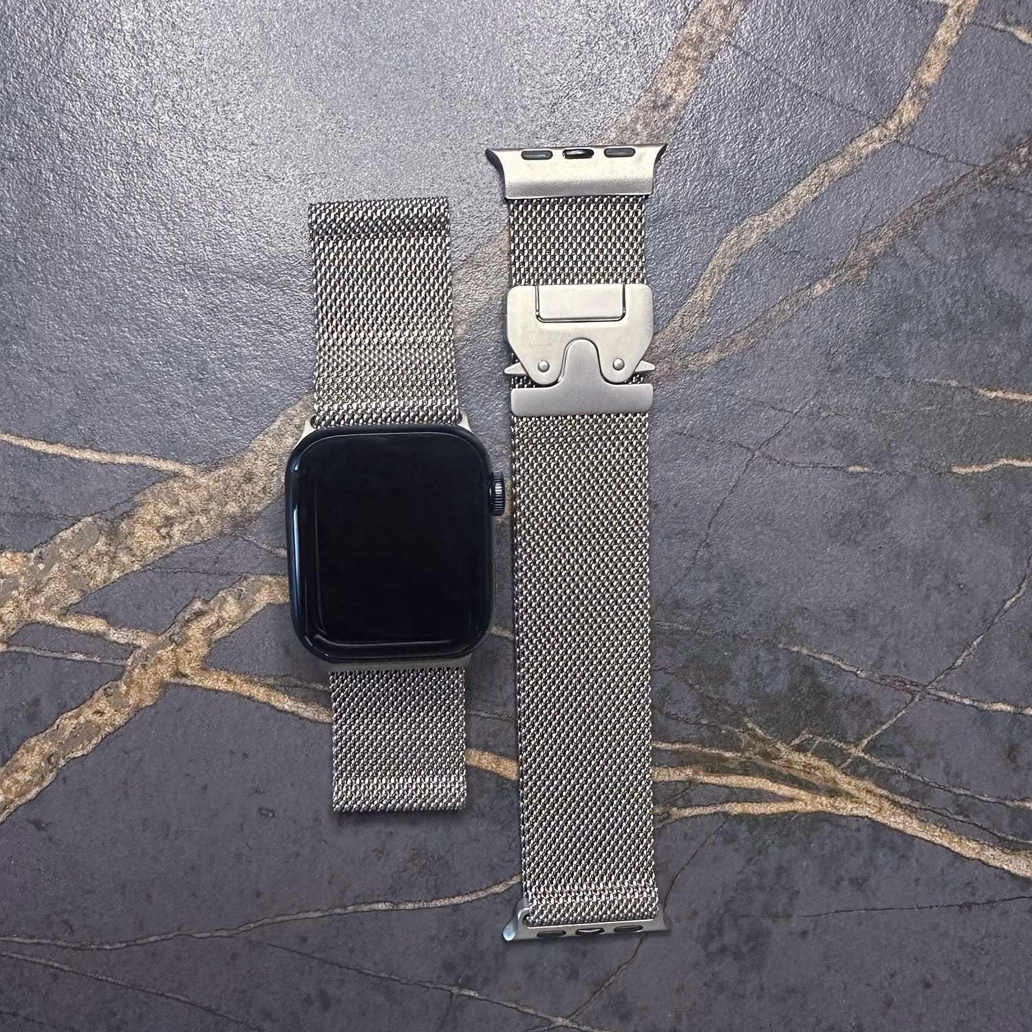 Apple-Watch-milanese-schakel-band-naturel-titanium-7440850312381-123watches-sfeer