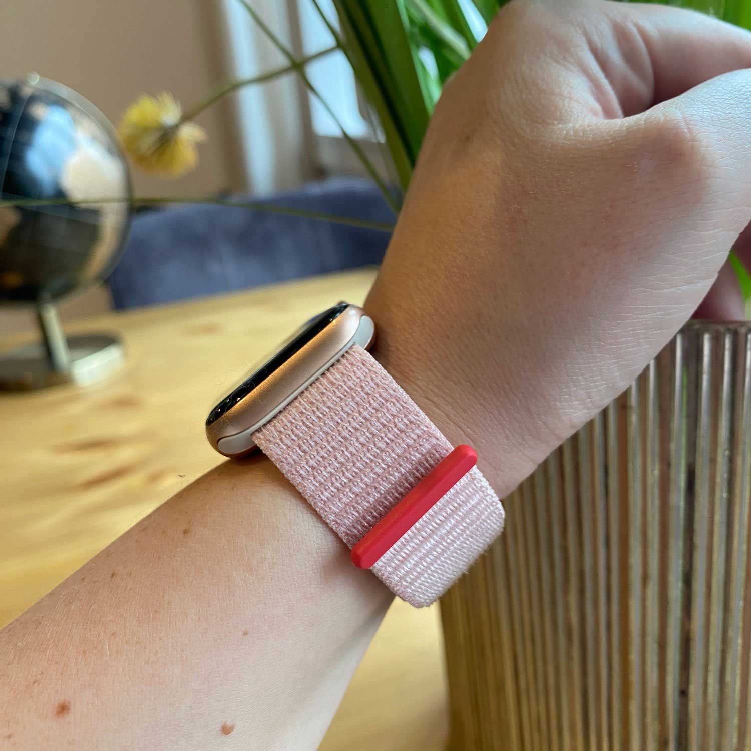Apple-Watch-nylon-geweven-sport-band-lichtroze-7440850170141-123watches-sfeer2