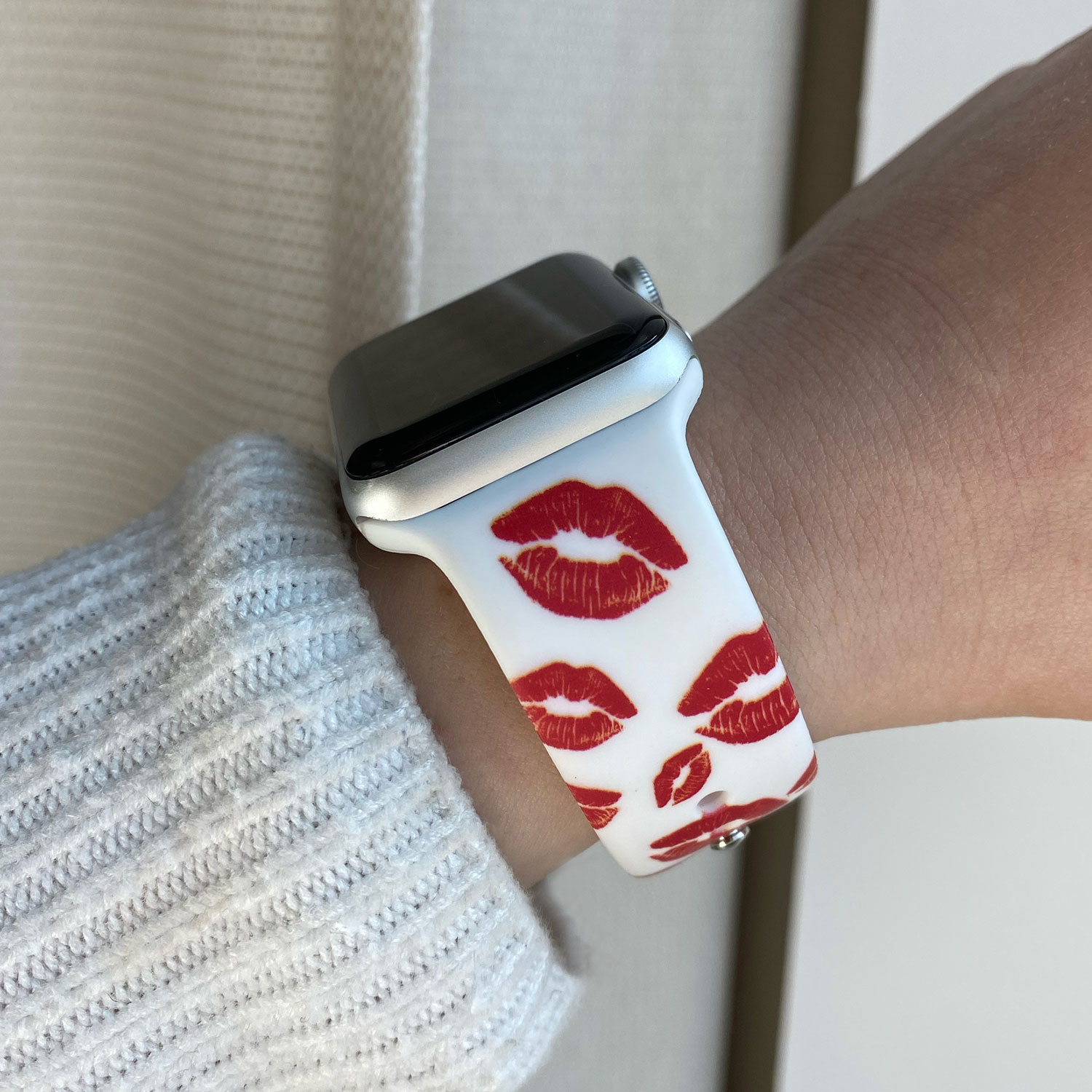 Apple-Watch-bandje-siliconen-kusjes-print-sfeerfoto-7440850360320