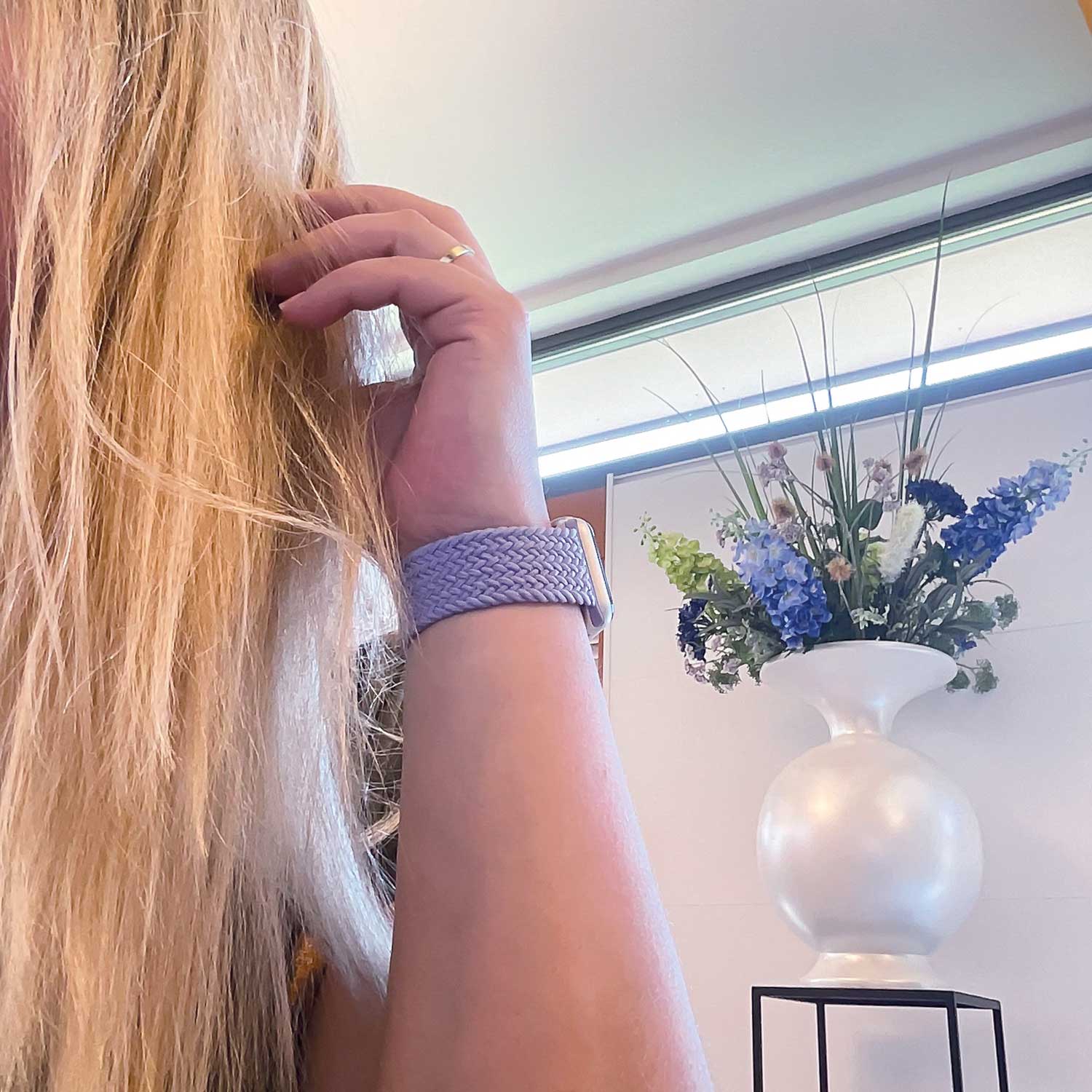 Apple-Watch-nylon-gevlochten-solo-band-lavendel-7440849983912-123watches-sfeer