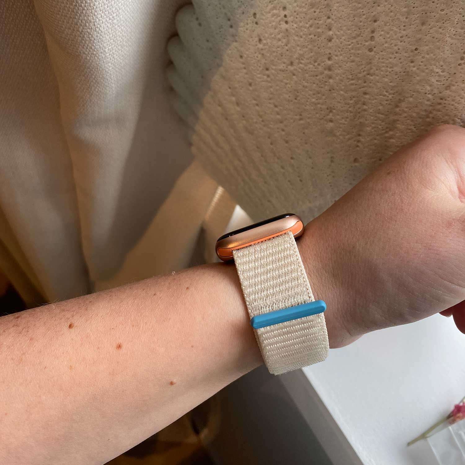 Apple-Watch-nylon-geweven-sport-band-sterrenlicht-oranje-7440850170189-123watches-sfeer