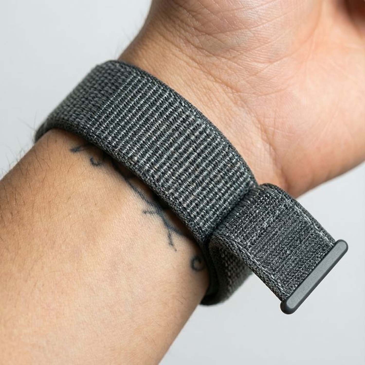 Apple-Watch-bandje-Osvo-geweven-nylon-storm-grijs-7440849363349-123watches-closeup-sluiting