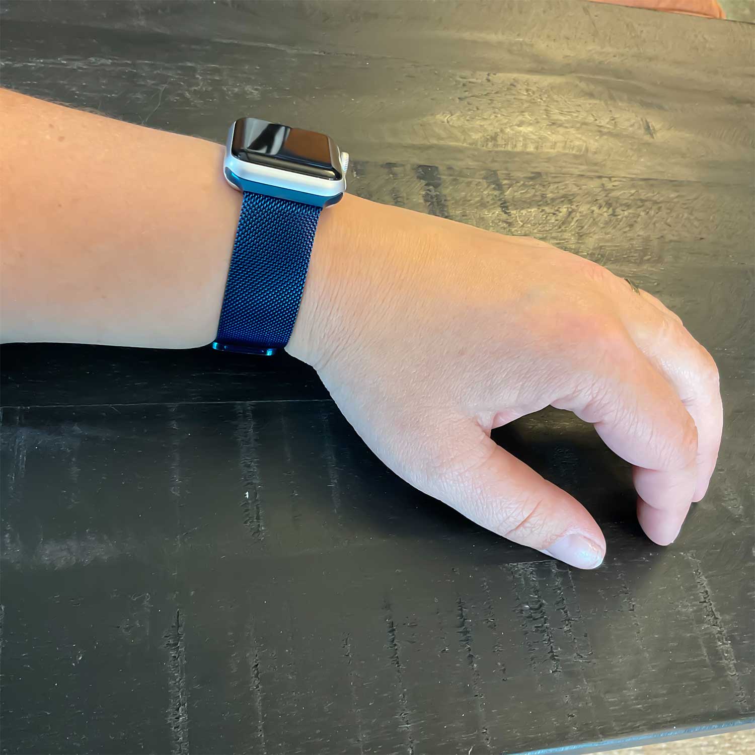 Apple-watch-milanese-band-blauw-7434008442433-123watches-sfeer2