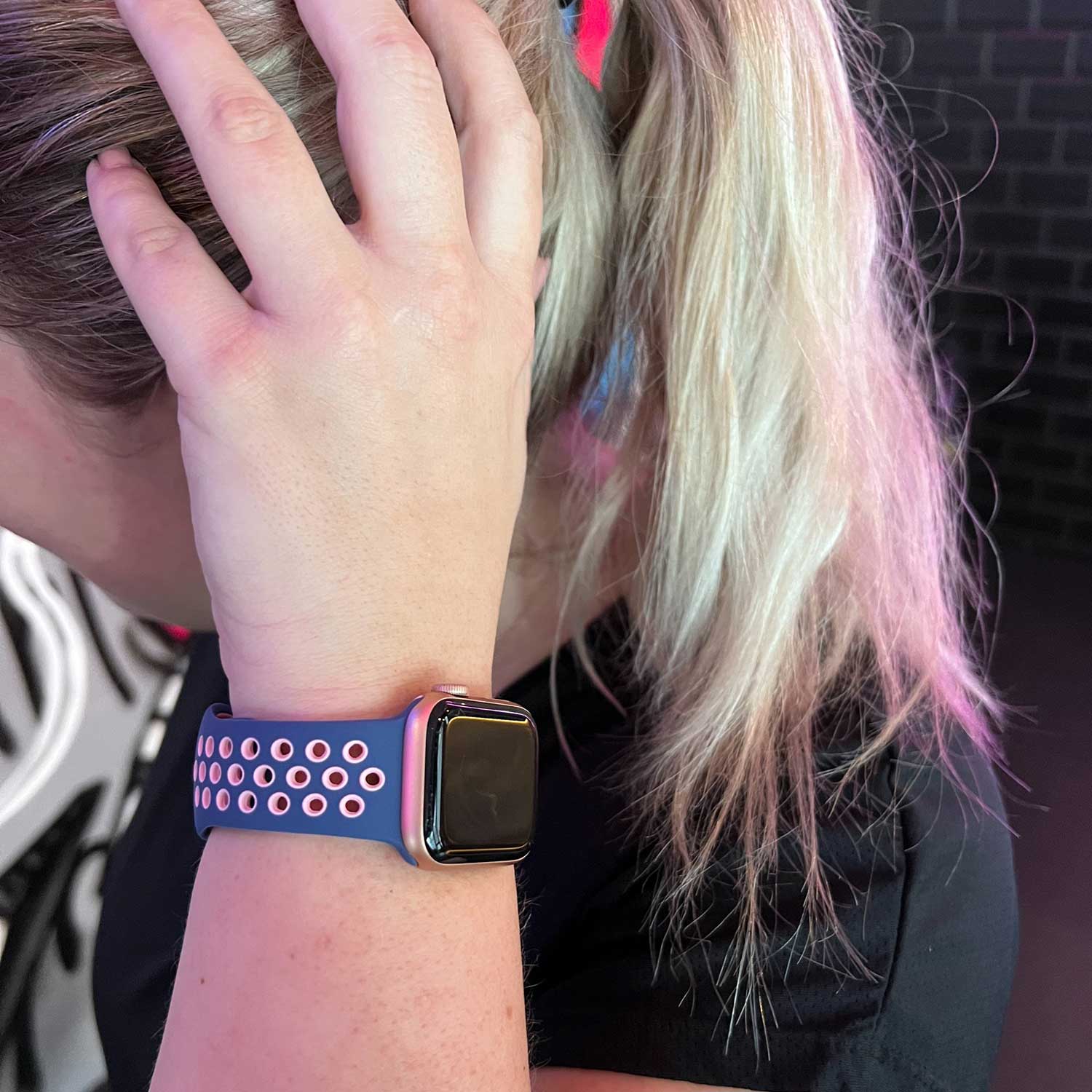 Apple-Watch-dubbel-sport-band-blauw-roze-7434008463414-123watches-sfeer